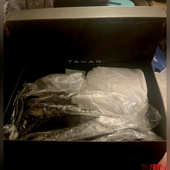 BRAND NEW Tahari Open Toe Black & Snake Wedge Sandal - Picture 3 of 3